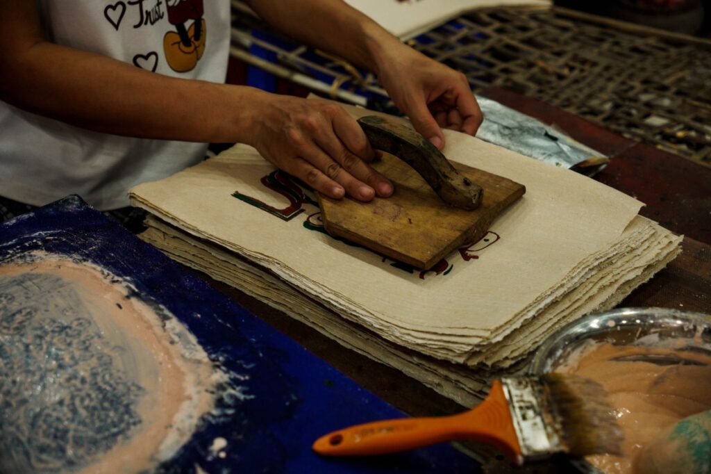 El latido de la encuadernación en rústica artesanal: hilo, lomo y memoria en los obradores de Valencia