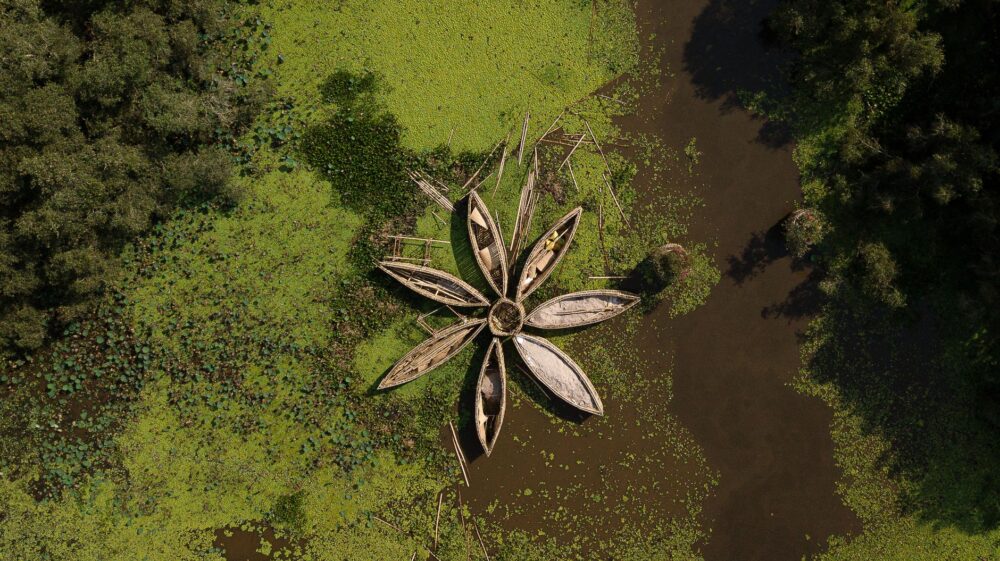 El laberinto intermodal del delta del Okavango: barcazas de madera, pistas anegadas y la frágil conectividad de un confín anfibio