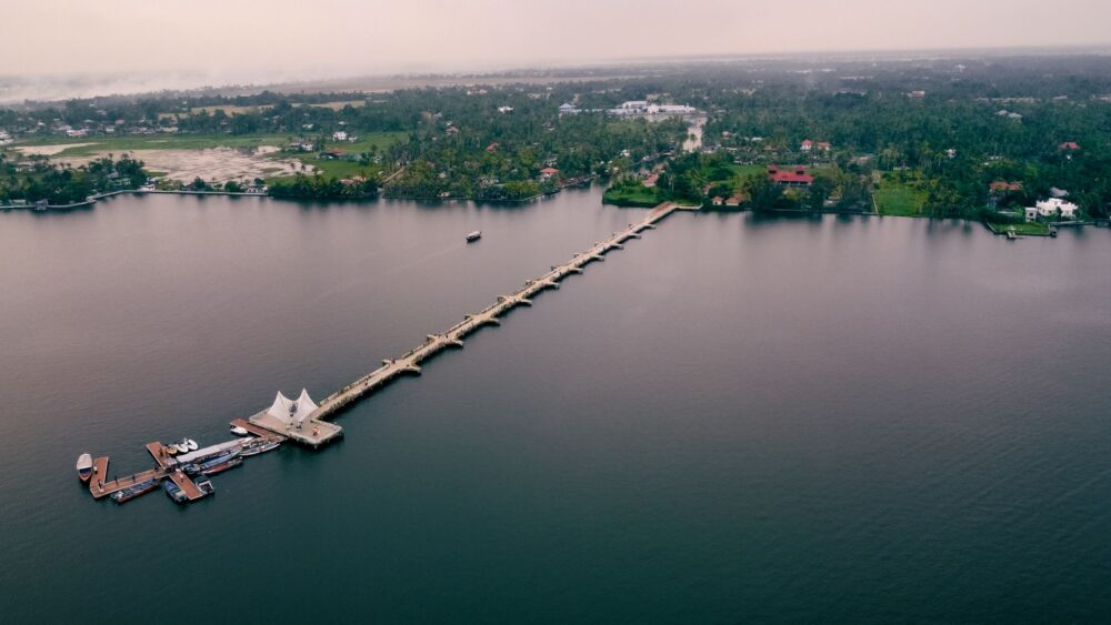 El Expreso de los Altares Fluyentes: Ingeniería fluvial, logística deltaica y la conectividad náutica histórica hacia el corazón de Kerala