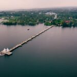 El Expreso de los Altares Fluyentes: Ingeniería fluvial, logística deltaica y la conectividad náutica histórica hacia el corazón de Kerala
