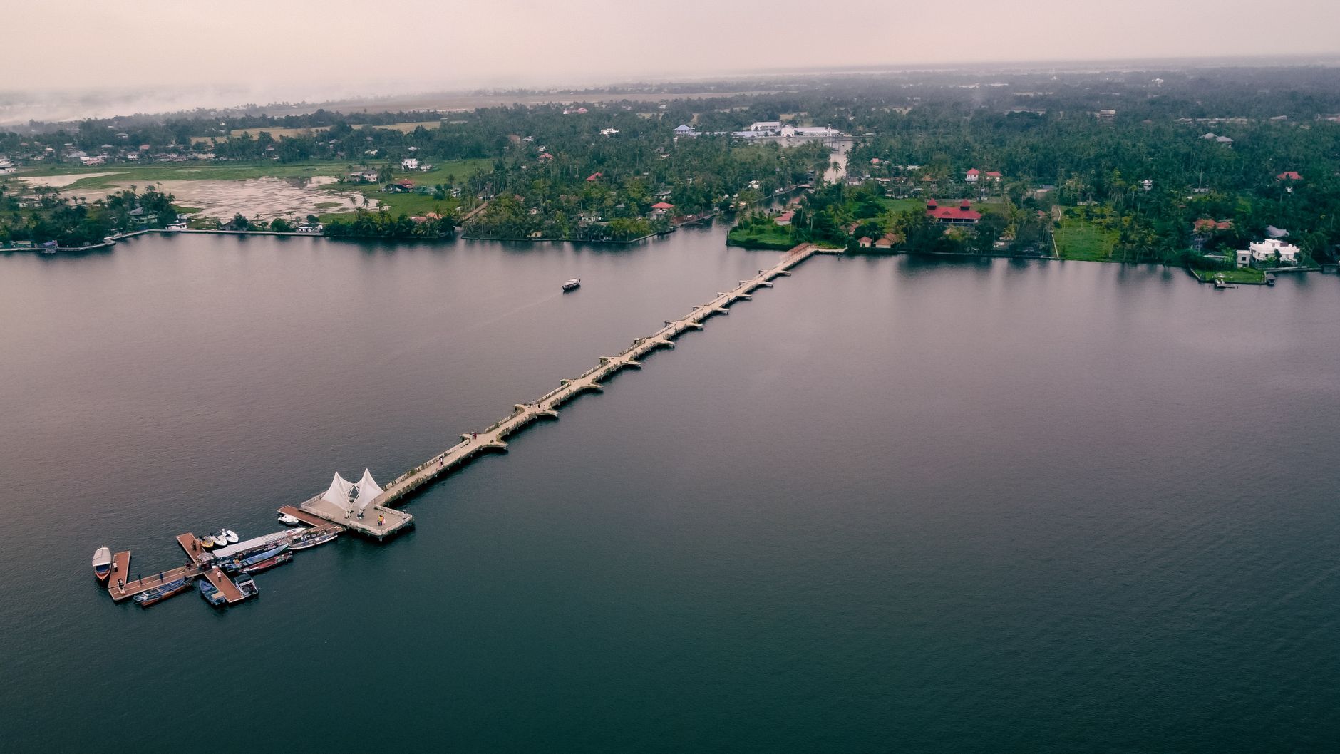 El Expreso de los Altares Fluyentes: Ingeniería fluvial, logística deltaica y la conectividad náutica histórica hacia el corazón de Kerala