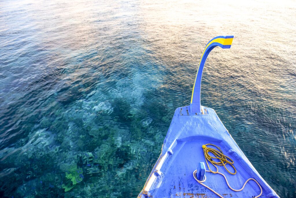 El laberinto intermodal del archipiélago de lascas de coral: Pataches de cabotaje, canales de manglar y la frágil conectividad de las islas de la Sonda exterior