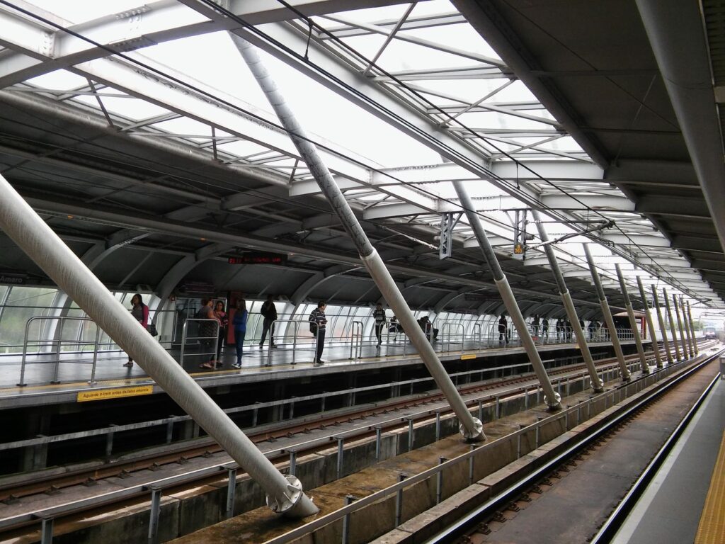 La Conectividad Ferroviaria del Corredor del Piamonte: Ingeniería, Puertos Secos y la Logística Alpina en el Noroeste de Italia