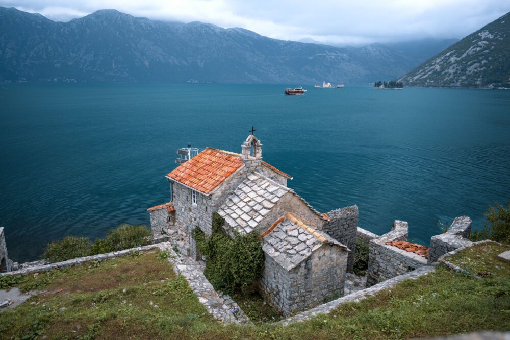 El pulso submarino de los fiordos de Kotor: ingeniería marítima y arquitectura defensiva en la bahía de Montenegro