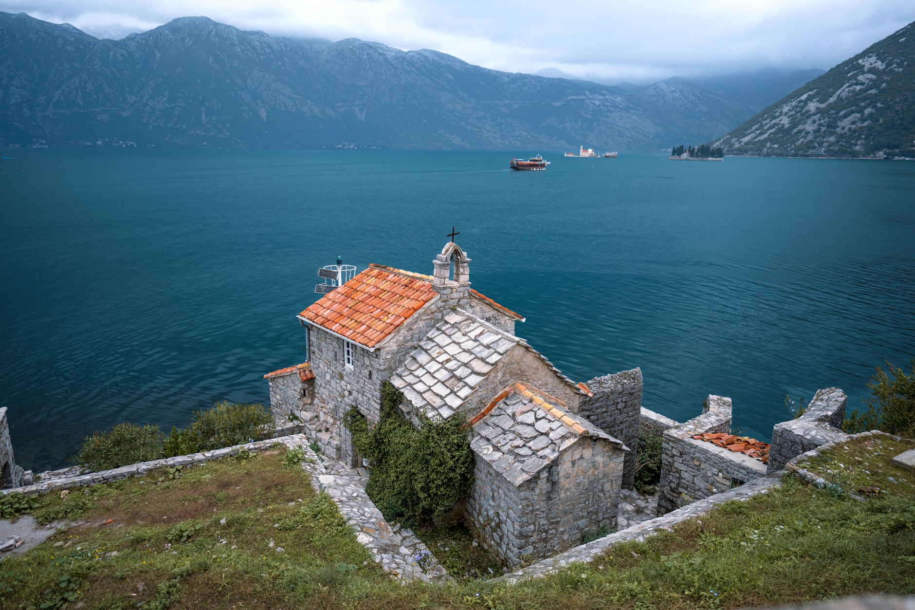El pulso submarino de los fiordos de Kotor: ingeniería marítima y arquitectura defensiva en la bahía de Montenegro
