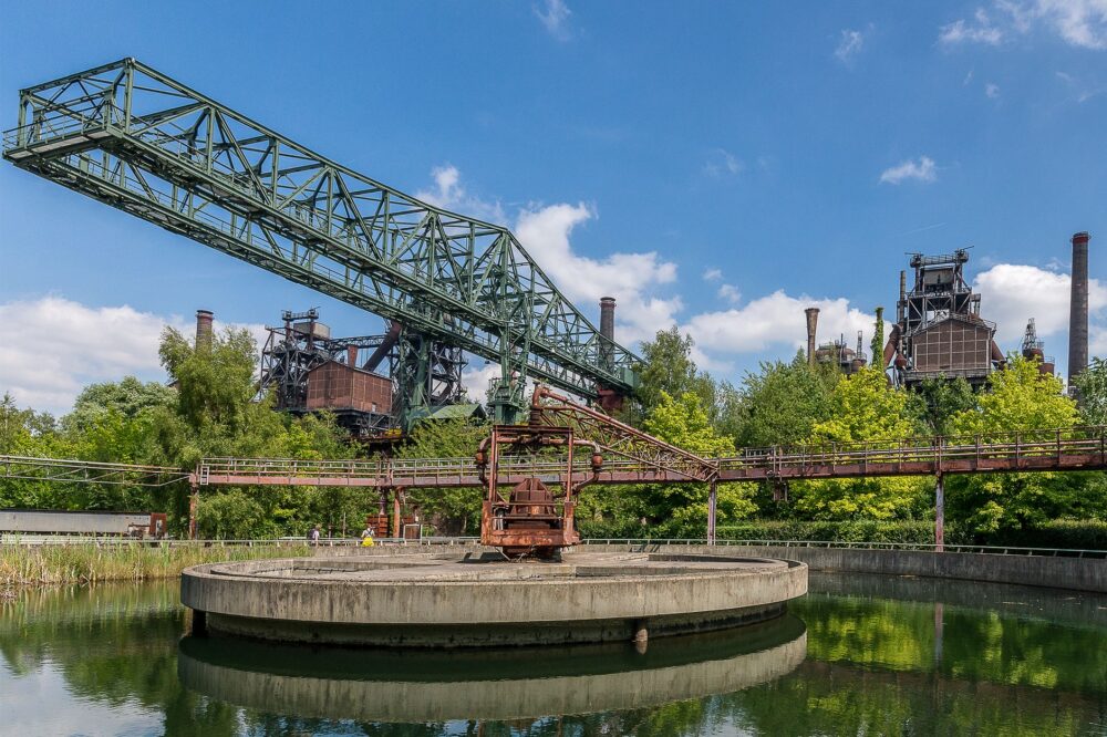 El latido mineral del tren de la cuenca del Ruhr: ingeniería industrial y la metamorfosis verde de Alemania