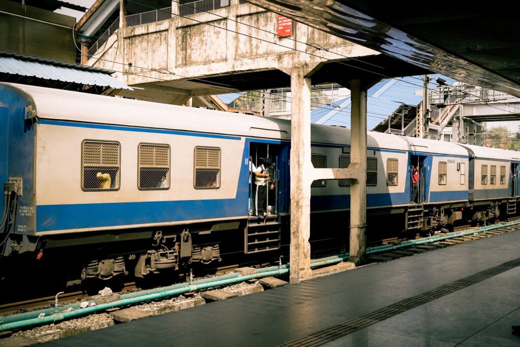 El Ferrocarril del Cáucaso Sur: Ingeniería de gargantas, logística transfronteriza y la conectividad ferroviaria histórica entre Tiflis y Ereván