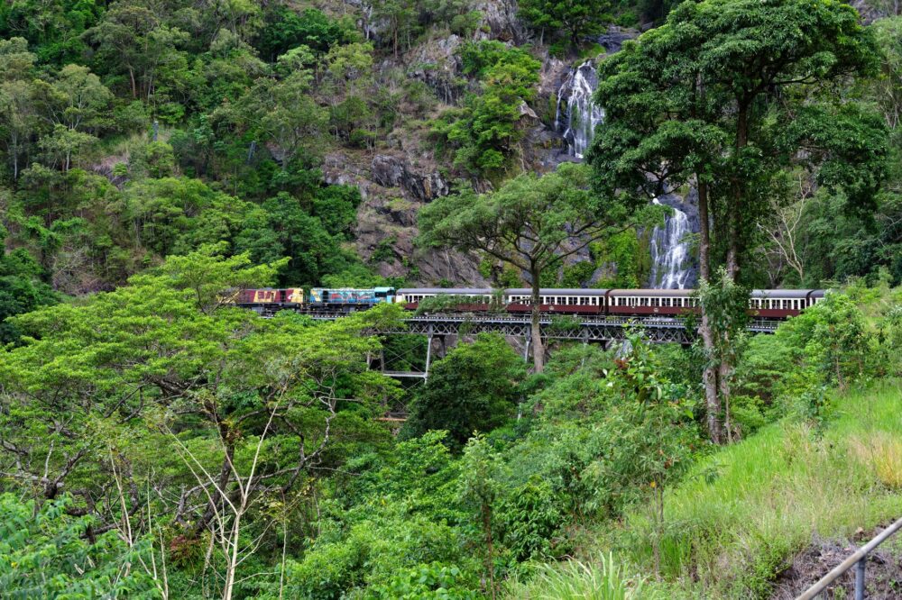 El laberinto de hierro del Ferrocarril de la Jungla de Kuranda: Ingeniería tropical, selva milenaria y la movilidad anfibia de Queensland