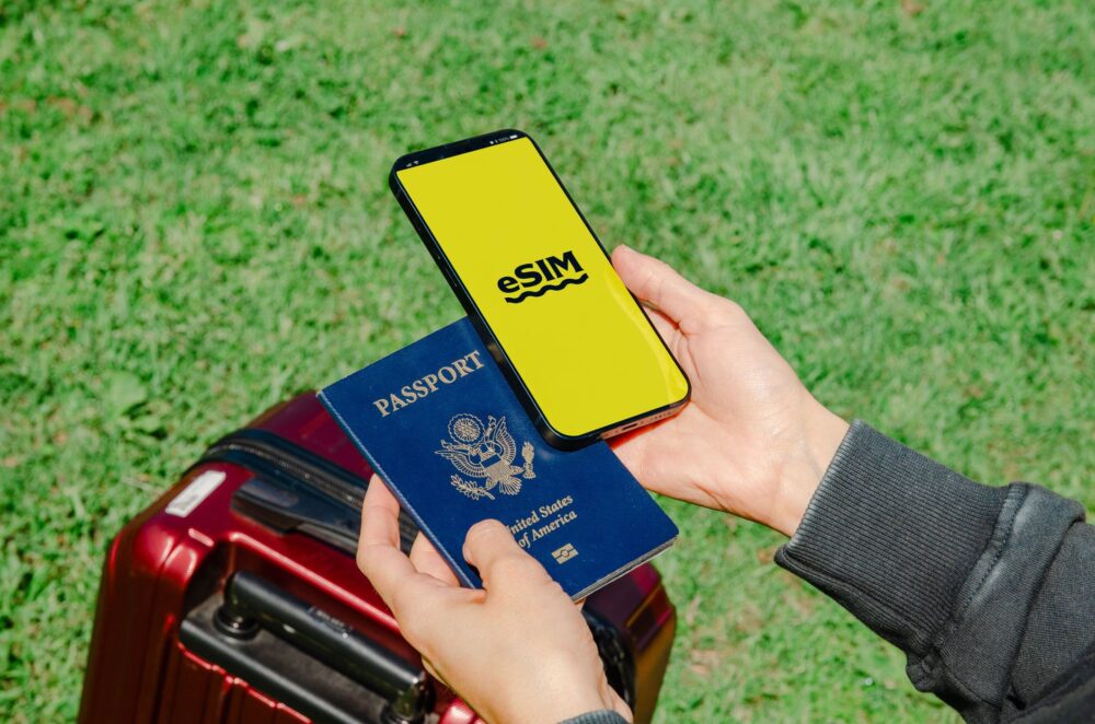 Conectividad sin fronteras: El análisis definitivo sobre las eSIM de Holafly para grandes travesías