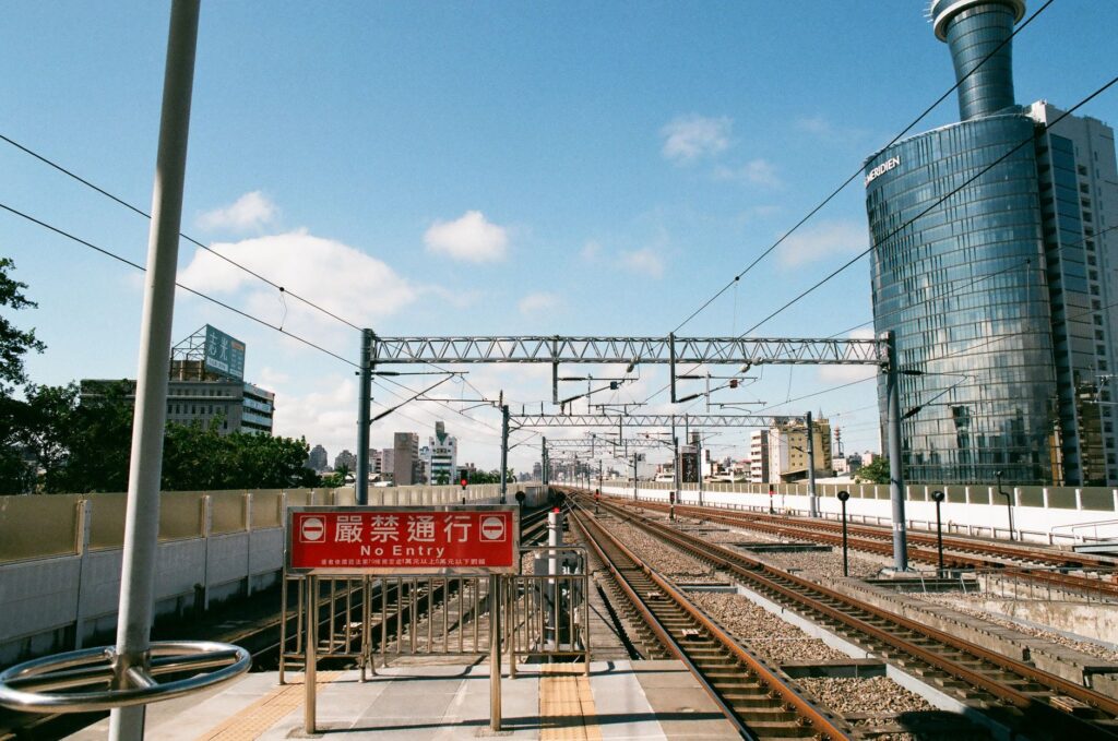 Colapso sobre raíles: cuando la conexión ferroviaria al aeropuerto se convierte en una crisis de movilidad urbana