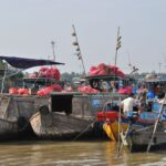 El laberinto intermodal del delta del Mekong: sampanes a motor, pasos fluviales y la frágil conectividad de un laberinto acuático
