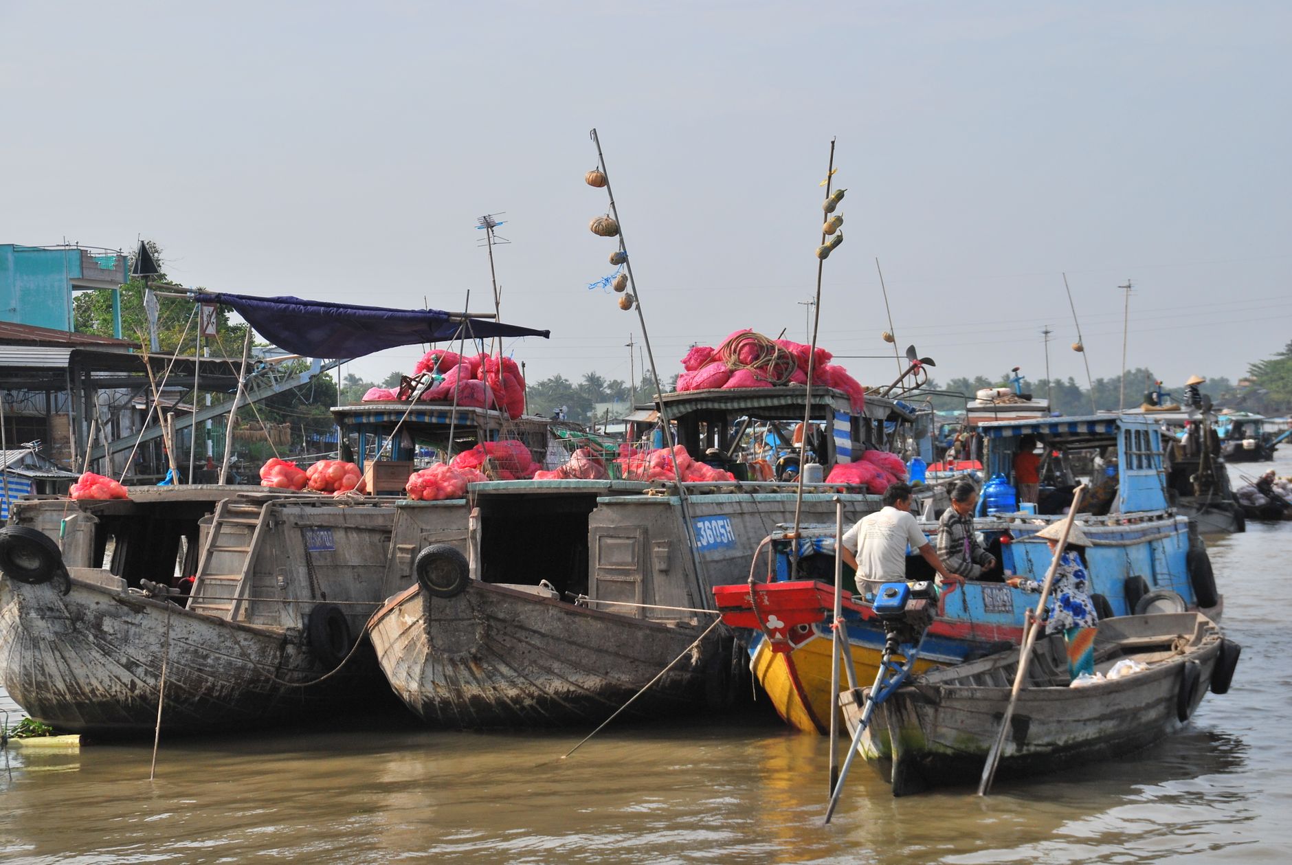 El laberinto intermodal del delta del Mekong: sampanes a motor, pasos fluviales y la frágil conectividad de un laberinto acuático