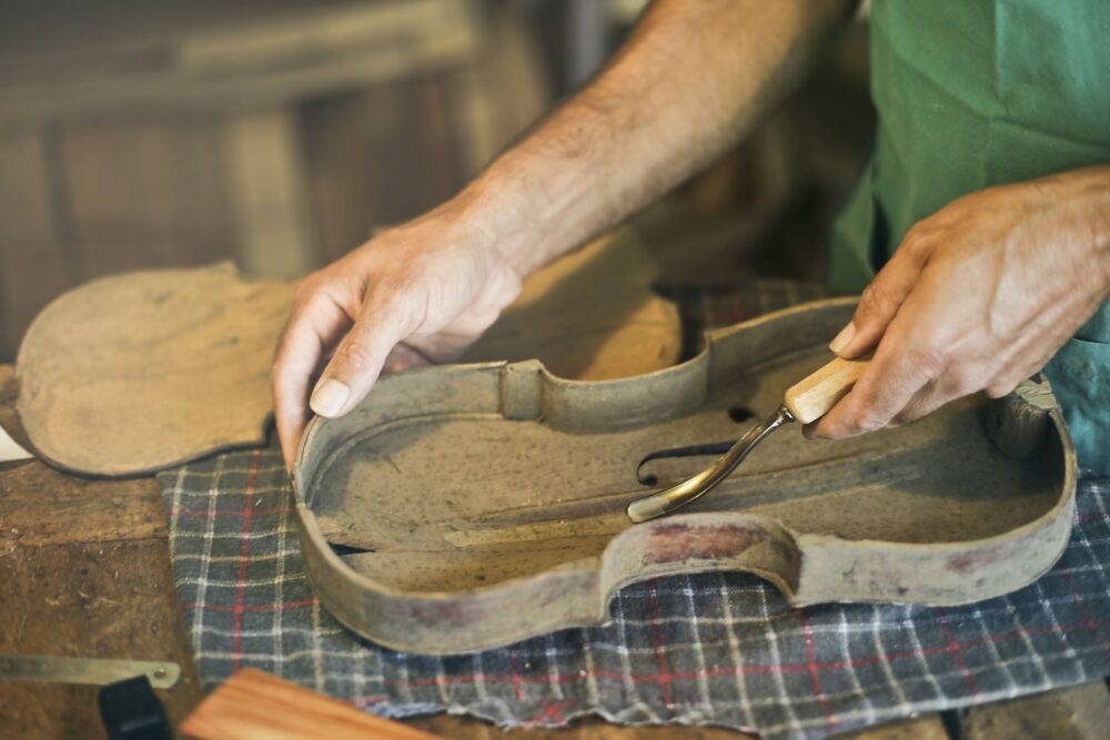 El Renacimiento de la Fabricación de Guitarras Clásicas en Granada: Madera, Acústica y Memoria en el Albaicín