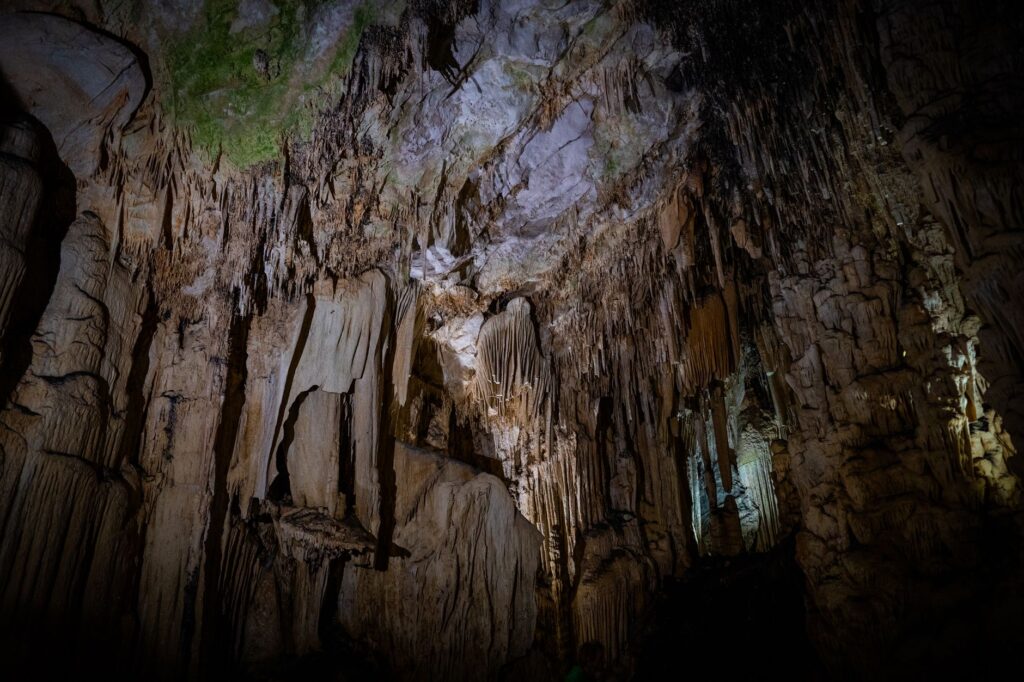El latido subterráneo de la región de las cuevas de Liébana: Valles de caliza, pasarelas de roca y la conectividad rupestre del norte de España