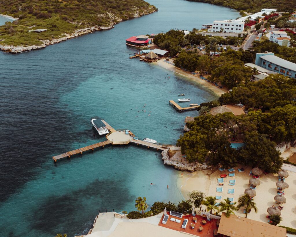 El laberinto intermodal del archipiélago de las islas de la Bahía: cayos de coral, barcazas de carga y la frágil conectividad de un santuario caribeño