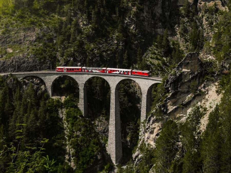 El latido de los glaciares: cruzando los Alpes a bordo del Bernina Express