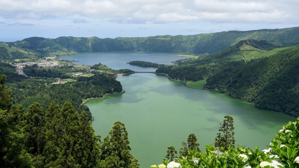 El latido de las islas de basalto: cómo el transporte de bajo impacto y las redes comunitarias transforman la movilidad en las Azores
