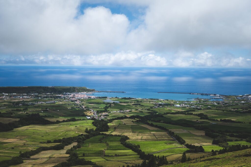 El latido meridional del archipiélago de las Azores: Muelles de marea, lanchas de correo y la conectividad insular de Faial