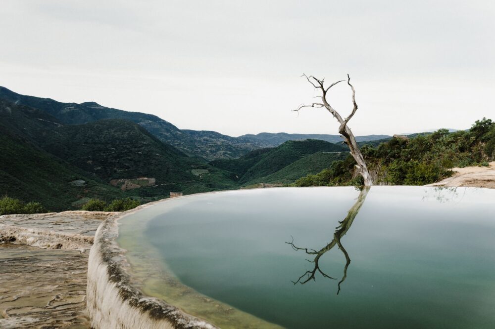 El silencio milenario de los baños de azufre de Abano Terme: hidroterapia volcánica y arquitectura de terrazas en las colinas Euganeas