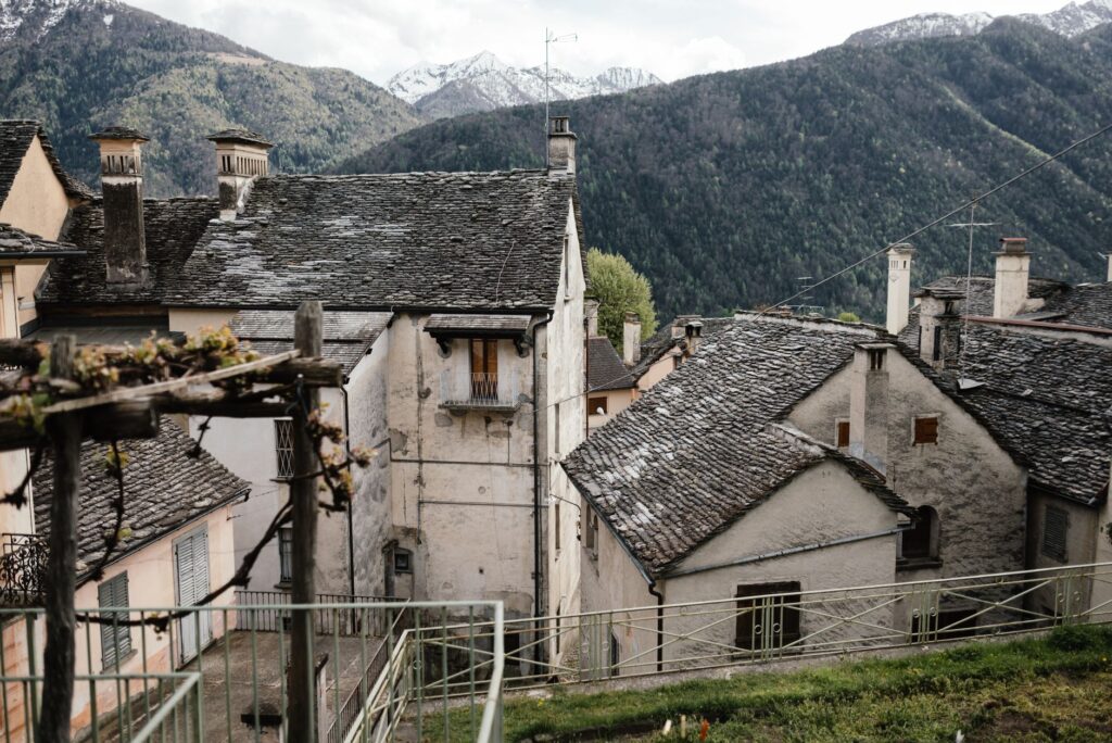 El laberinto de las vertientes de pizarra: cómo la movilidad alpina y el tren cremallera transforman el transporte en los Pirineos