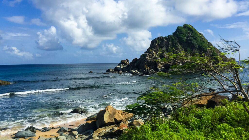 El laberinto intermodal del archipiélago de Fernando de Noronha: catamaranes de alta velocidad, vuelos de aproximación y la frágil conectividad de un santuario atlántico