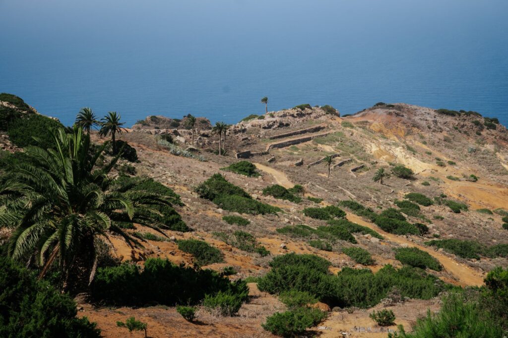 El laberinto intermodal del archipiélago de las islas de la Luna: barcazas lacustres, muelles de piedra volcánica y la frágil conectividad de un santuario andino