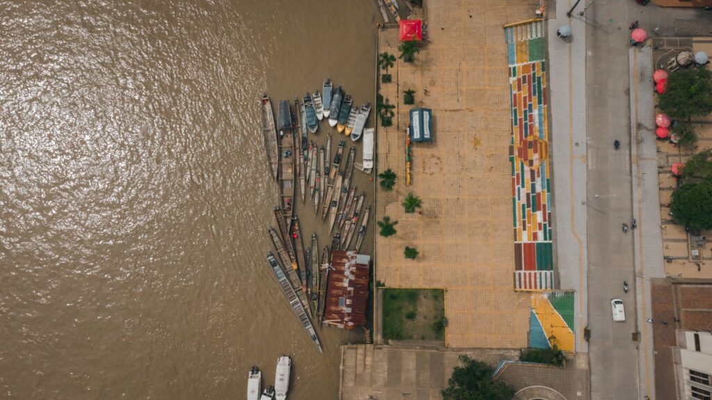 El laberinto fluvial del río Magdalena: planchones artesanales, remolcadores de empuje y la frágil conectividad de la arteria bicentenario