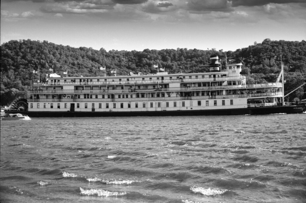 El latido de los barcos de vapor en el río Mississipi: Ingeniería centenaria, ruedas de paletas y la navegación fluvial en Estados Unidos