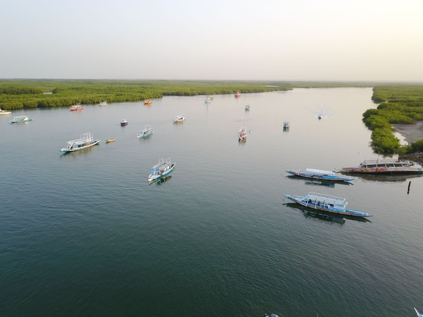 El laberinto intermodal del archipiélago de Zanzíbar: dhows de vela latina, barcazas de madera y la frágil conectividad de un mosaico índico