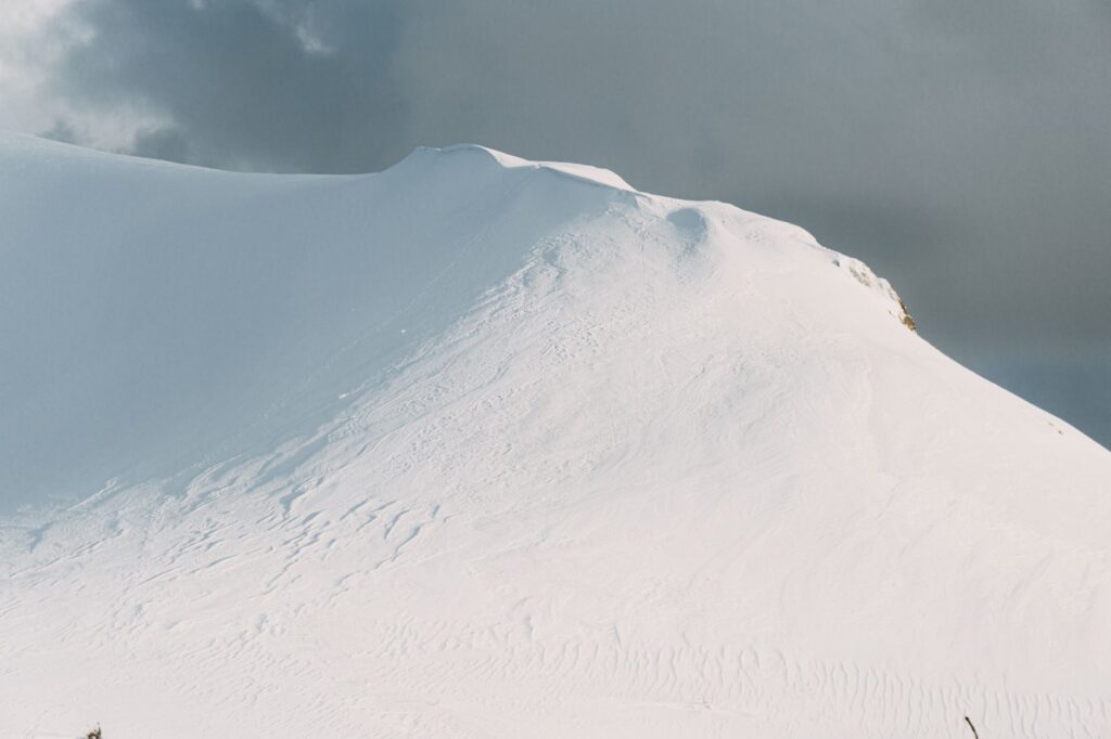 El Dominio Silencioso de Jotunheimen: Geología Glaciar, Alta Ruta y Sostenibilidad en el Techo de Noruega