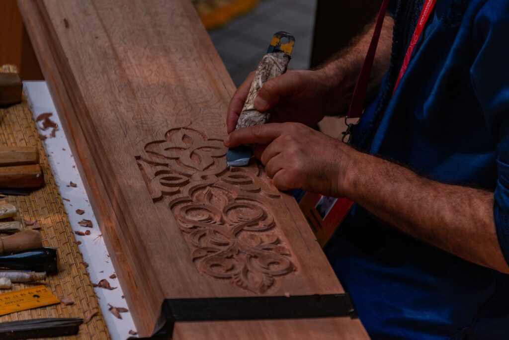 El latido de la talla en madera: gubia, veta y memoria en los obradores de Val Gardena