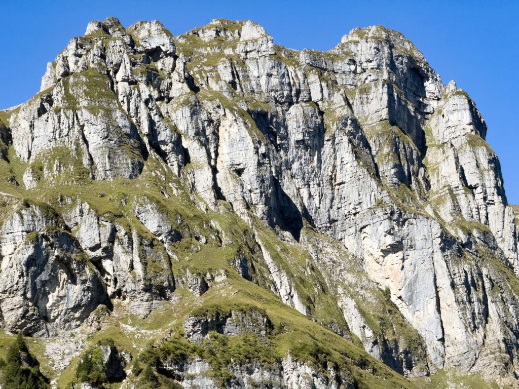 El Dominio de las Cumbres de Caliza: Geología, Climatología Alpina y Conservación en los Picos de Europa
