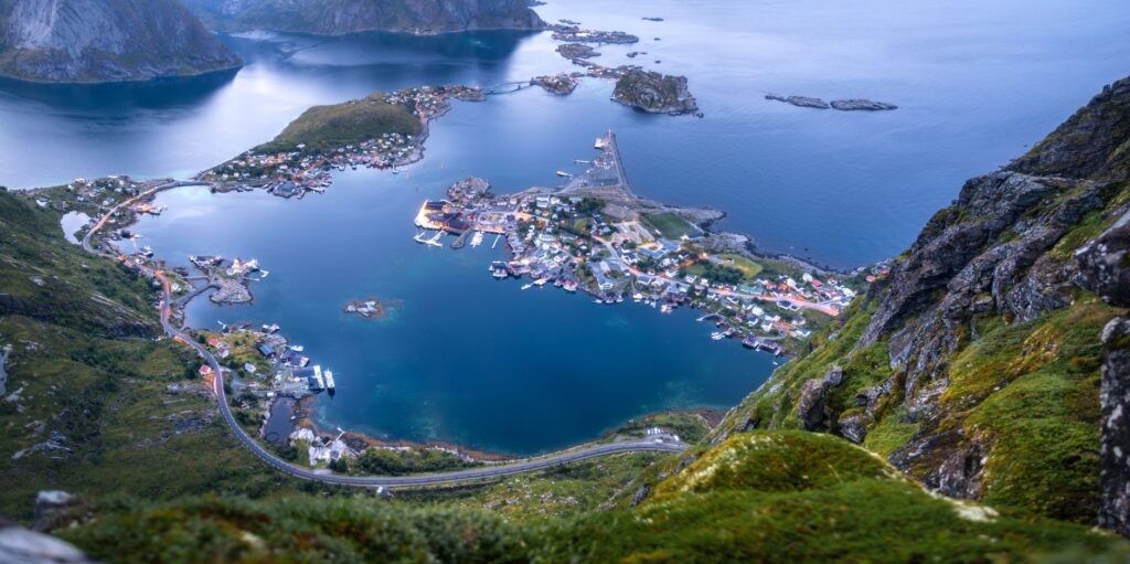 El laberinto intermodal del archipiélago de las islas Lofoten: transbordadores de fiordo, carreteras de pilotes y la frágil conectividad de un confín ártico