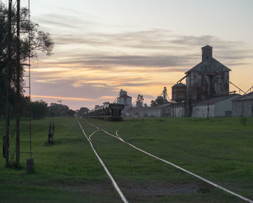 El Ferrocarril de la Cuenca Lechera: Ingeniería de llanuras, logística agroindustrial y la conectividad ferroviaria histórica hacia el corazón de Uruguay