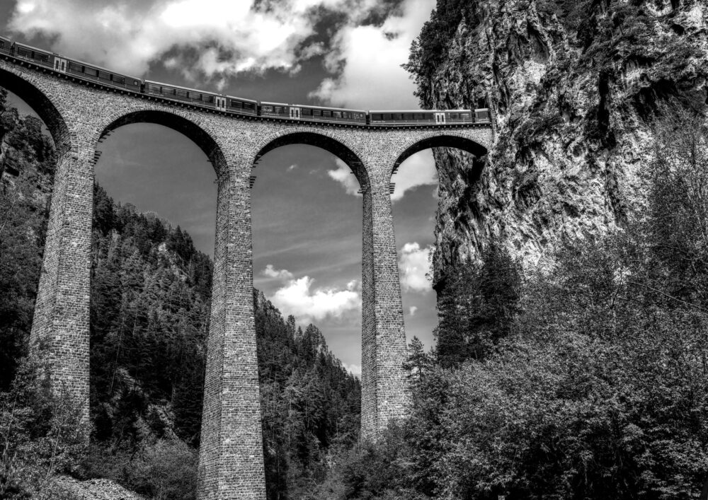 La Ruta del TranzAlpine: Ingeniería, Conectividad y la Gran Travesía Ferroviaria de la Isla Sur de Nueva Zelanda