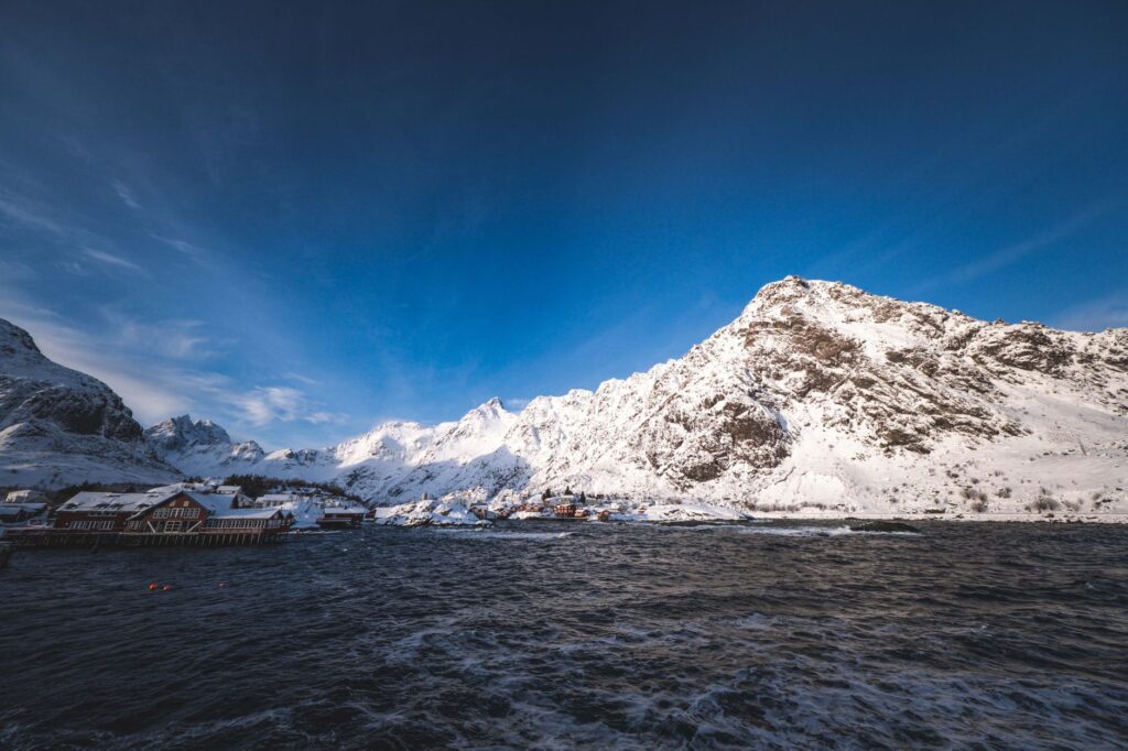 La Travesía del Archipiélago de las Lofoten en Kayak de Mar: Guía de Expedición y Navegación Costera por el Mar de Noruega