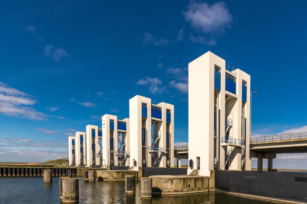 El laberinto fluvial del Rin: Ingeniería de esclusas, barcazas de carga y la conectividad anfibia de Europa Central