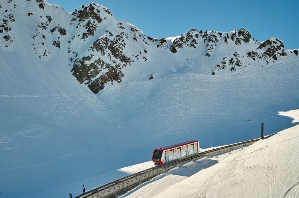 El latido de las crestas glaciares: cómo la movilidad alpina sostenible y los trenes de cremallera transforman el transporte en los Alpes de Berna