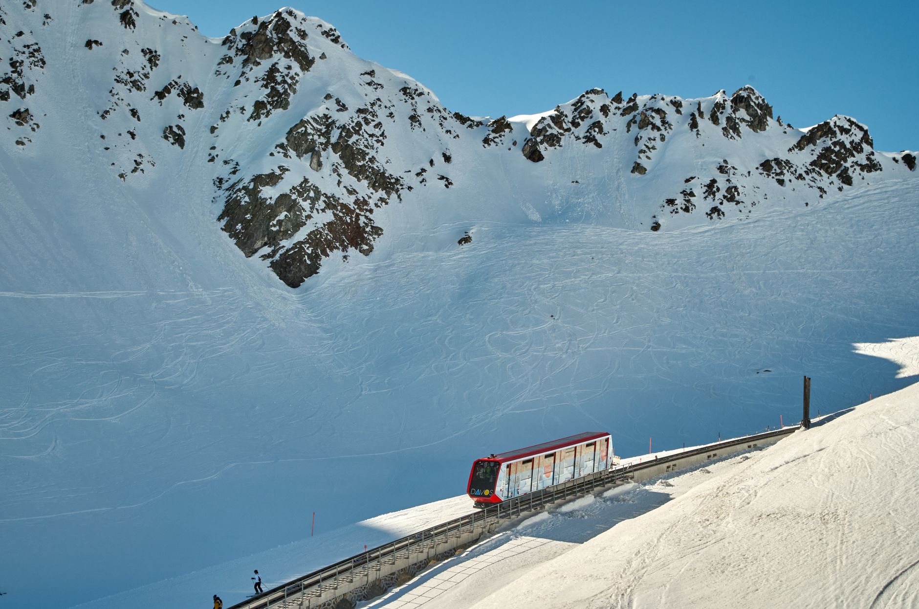 El latido de las crestas glaciares: cómo la movilidad alpina sostenible y los trenes de cremallera transforman el transporte en los Alpes de Berna