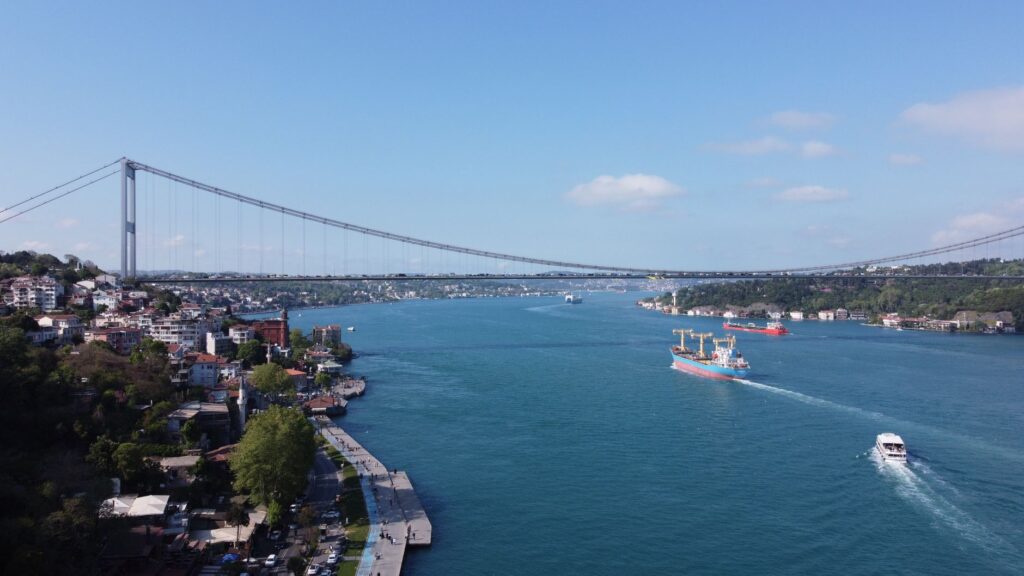El laberinto de hierro de los funiculares de Estambul: Ingeniería otomana, topografía bicontinental y la movilidad anfibia del Bósforo