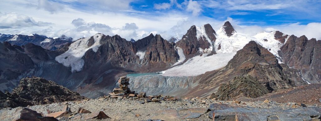 La Travesía del Sendero de Huayhuash en los Andes Peruanos: Guía de Expedición y Senderismo por los Paredones Glaciares de la Cordillera
