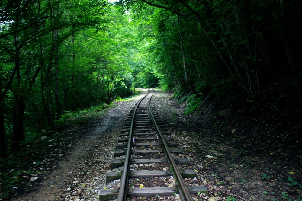 El Ferrocarril del Cáucaso Sur: Ingeniería de gargantas, logística transfronteriza y la conectividad ferroviaria histórica entre Tiflis y Ereván