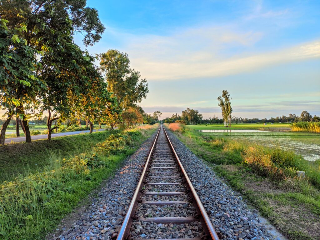 El Ferrocarril Transindochino: Ingeniería de selva, logística monzónica y la conectividad ferroviaria histórica entre Hanói y Ciudad Ho Chi Minh