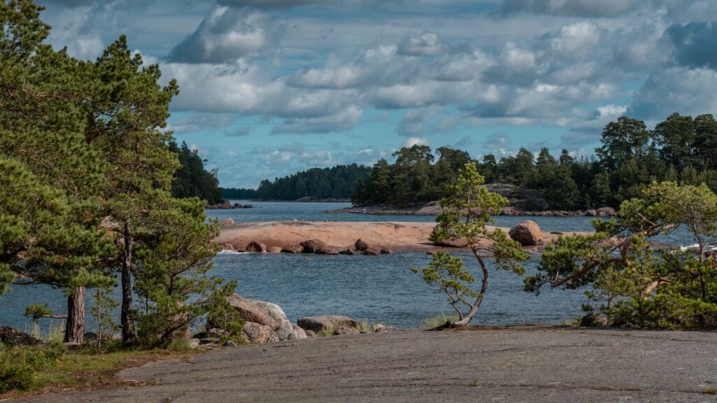 El laberinto de los canales de agua dulce: cómo la navegación eléctrica silenciosa y las rutas ciclistas de los archipiélagos transforman la movilidad en el lago Saimaa