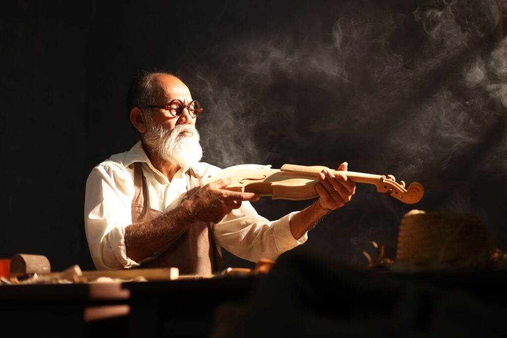El pentagrama de piedra: Arquitectura, silencio y los talleres de luthier en los valles altos de Cremona
