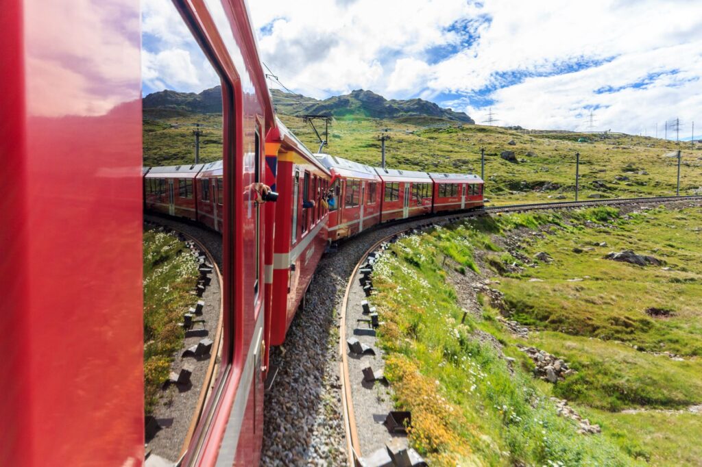 El Expreso Bernina: Ingeniería alpina y la travesía ferroviaria entre los glaciares y las palmeras