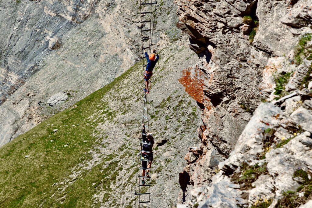 La Travesía del Sendero de Alta Ruta de los Dolomitas Vía Ferrata en Italia: Guía de Expedición y Escalada Vertical por los Murallones Calcáreos de los Alpes