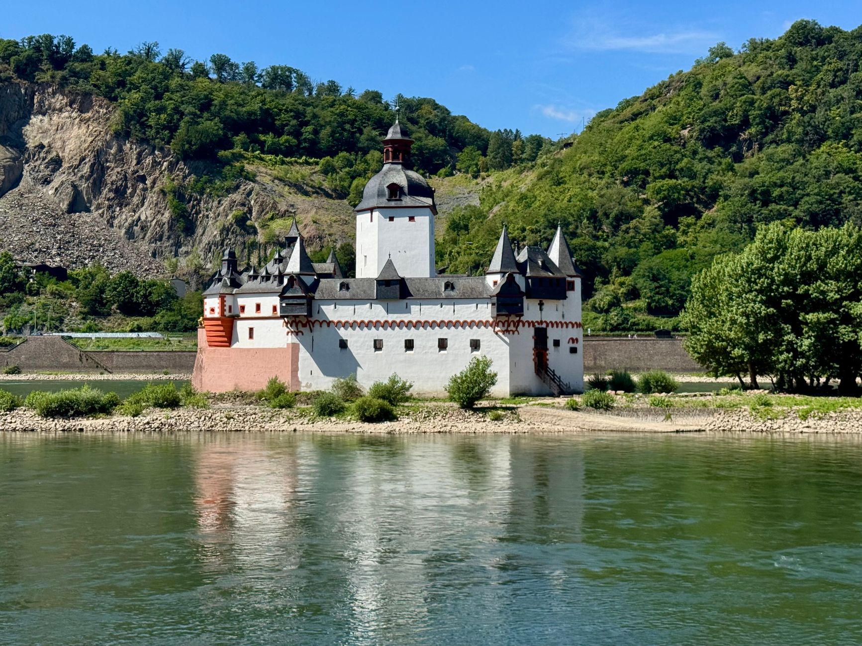 El latido secreto del Rin romántico: navegación fluvial y arquitectura de castillos en el desfiladero de Lorelei