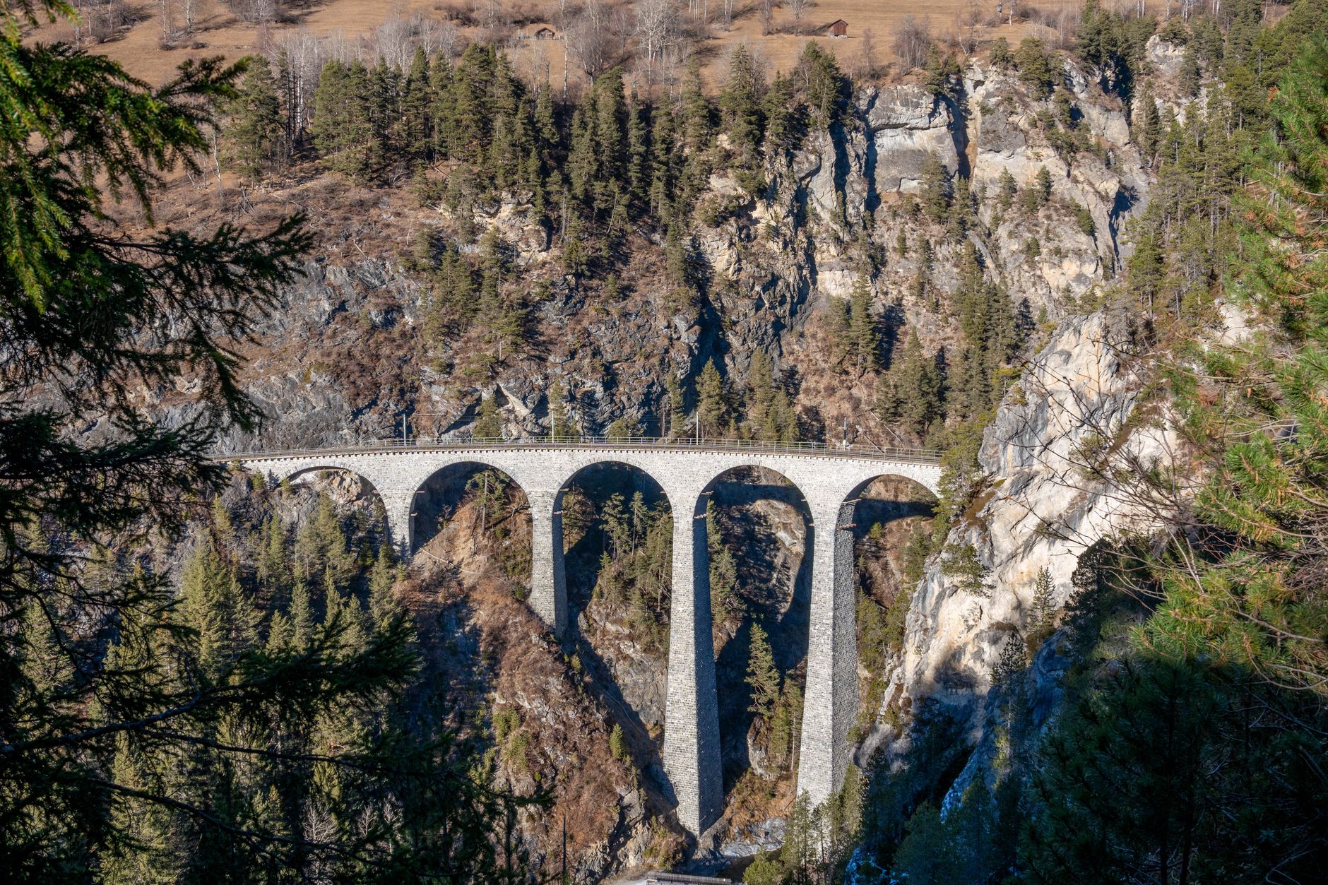 El latido del tren cremallera de la Rhätische Bahn hacia Alp Grüm: ingeniería de alta montaña y el paso por la frontera invisible