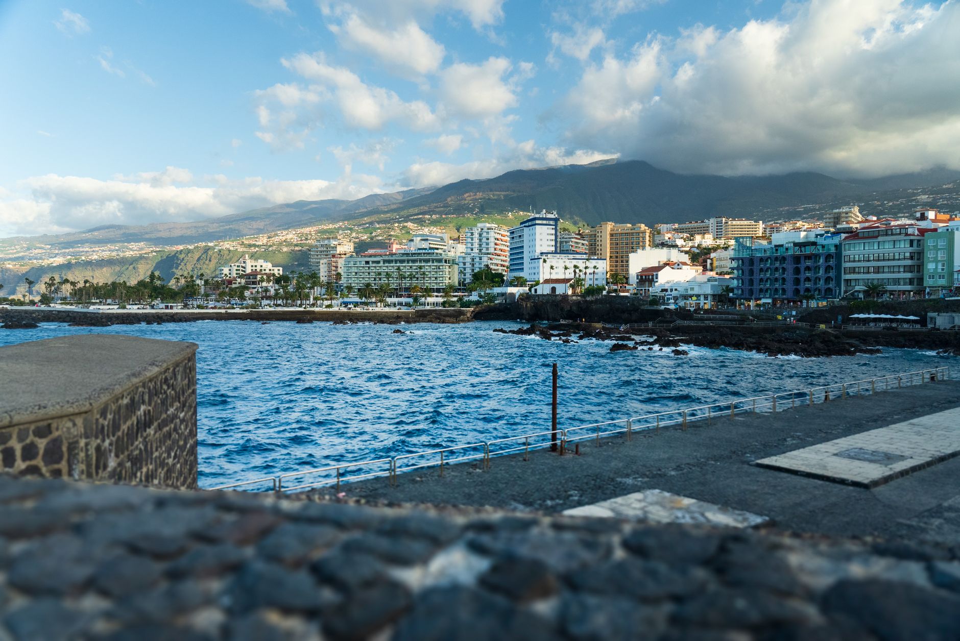 El latido meridional del archipiélago de las Azores: Calzadas de basalto, puertos de marea y la conectividad insular de São Miguel